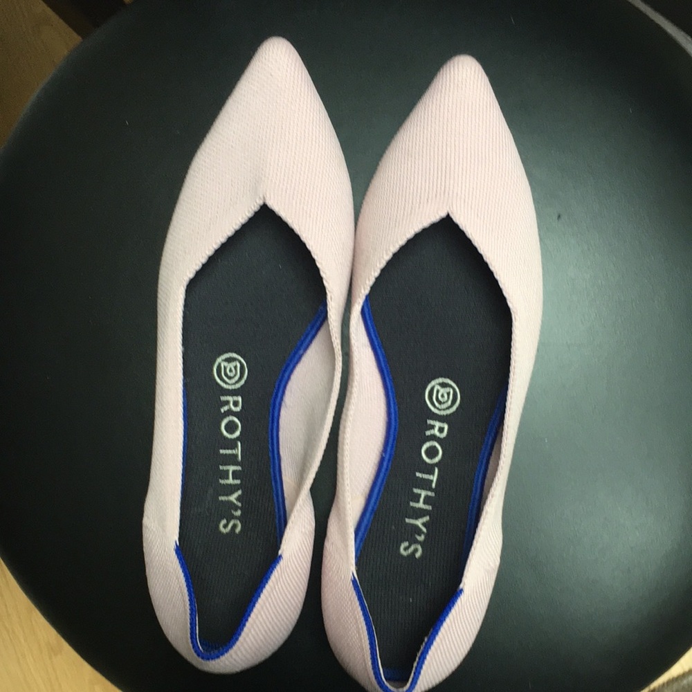 Pink Rothy’s flats.